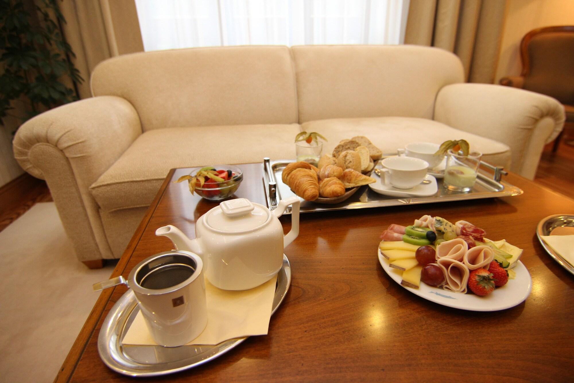 Retro Riverside Wellness Resort Karlsbad Exterior foto Room service