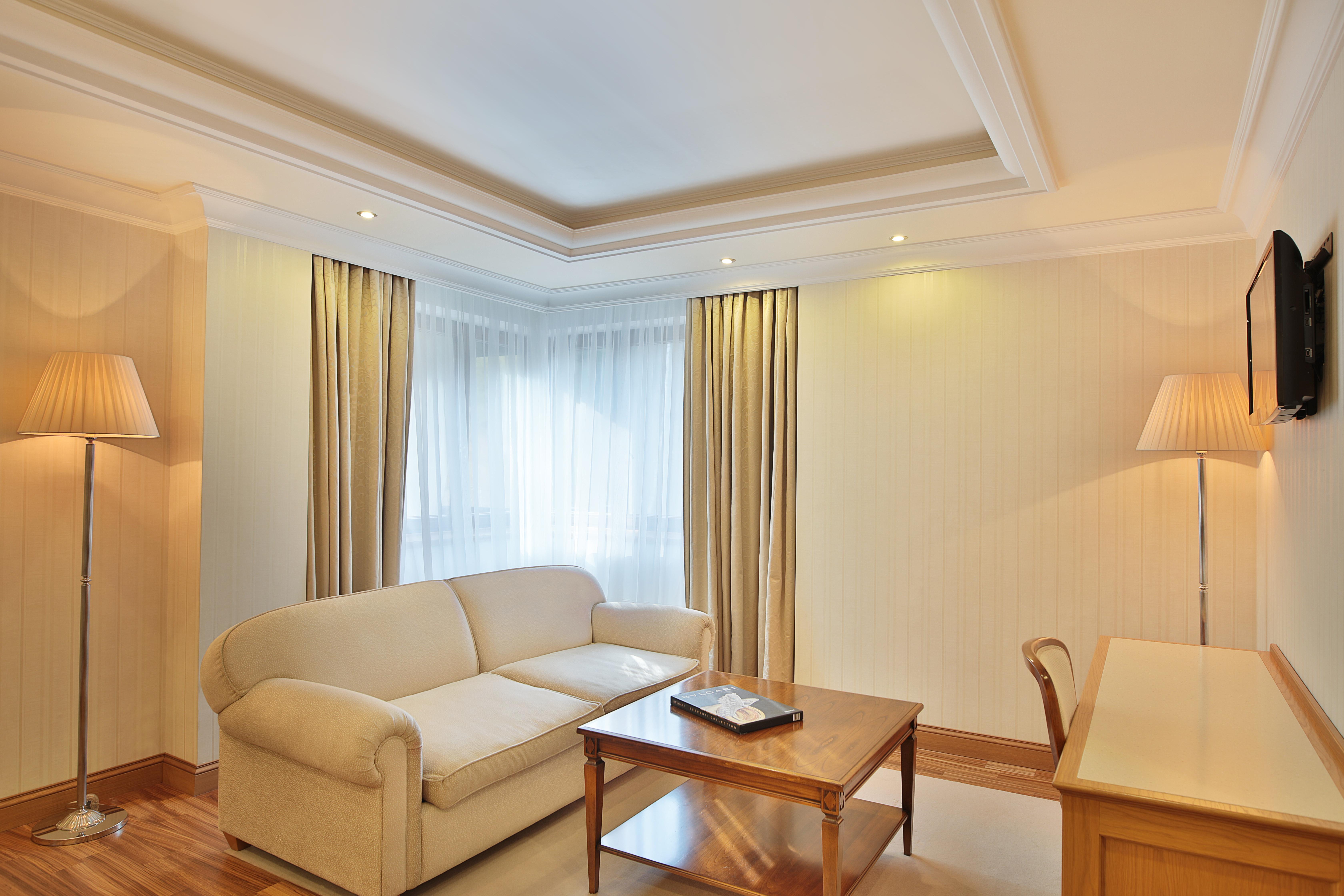 Retro Riverside Wellness Resort Karlsbad Exterior foto A living room with a dropped ceiling