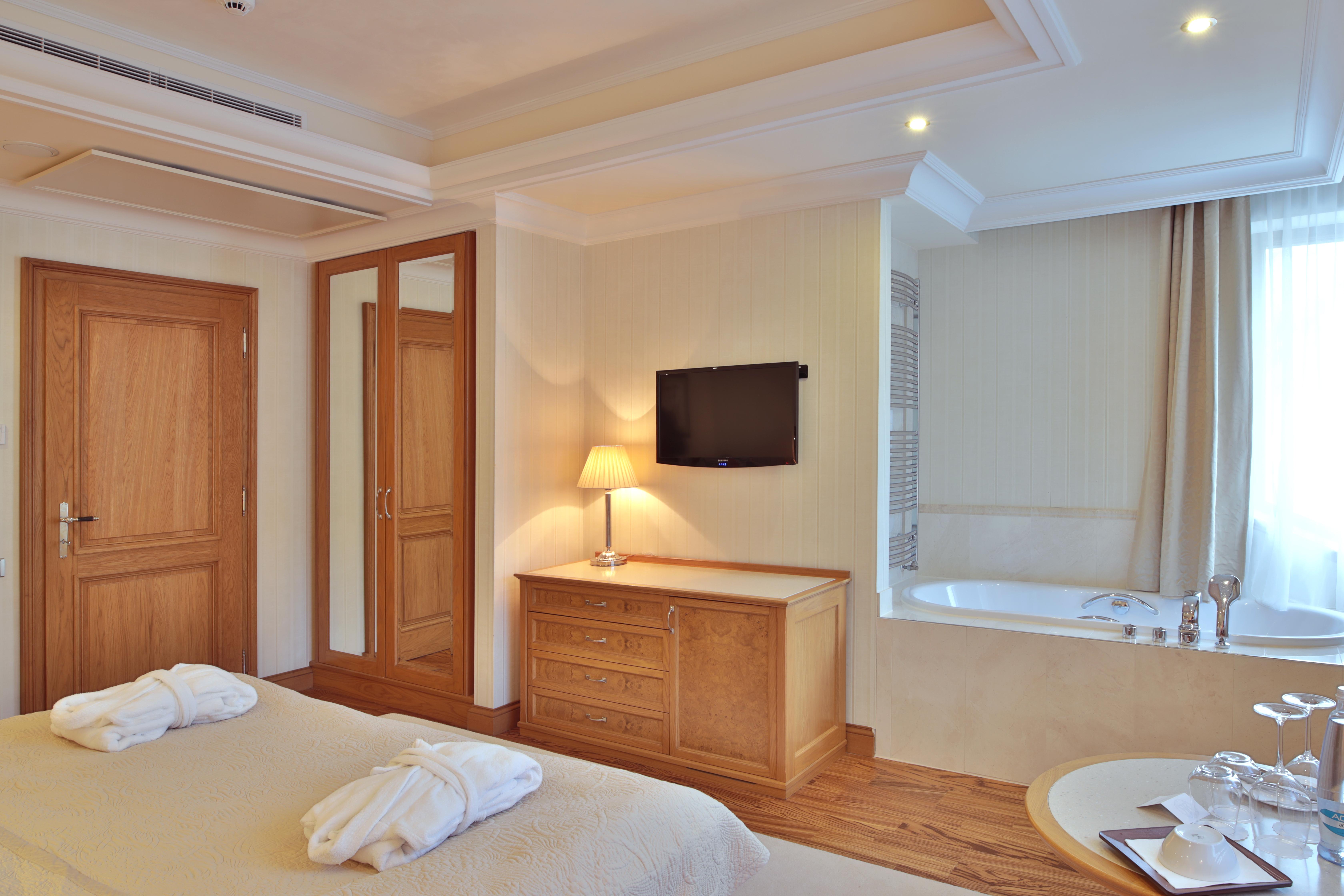 Retro Riverside Wellness Resort Karlsbad Exterior foto A room at the hotel