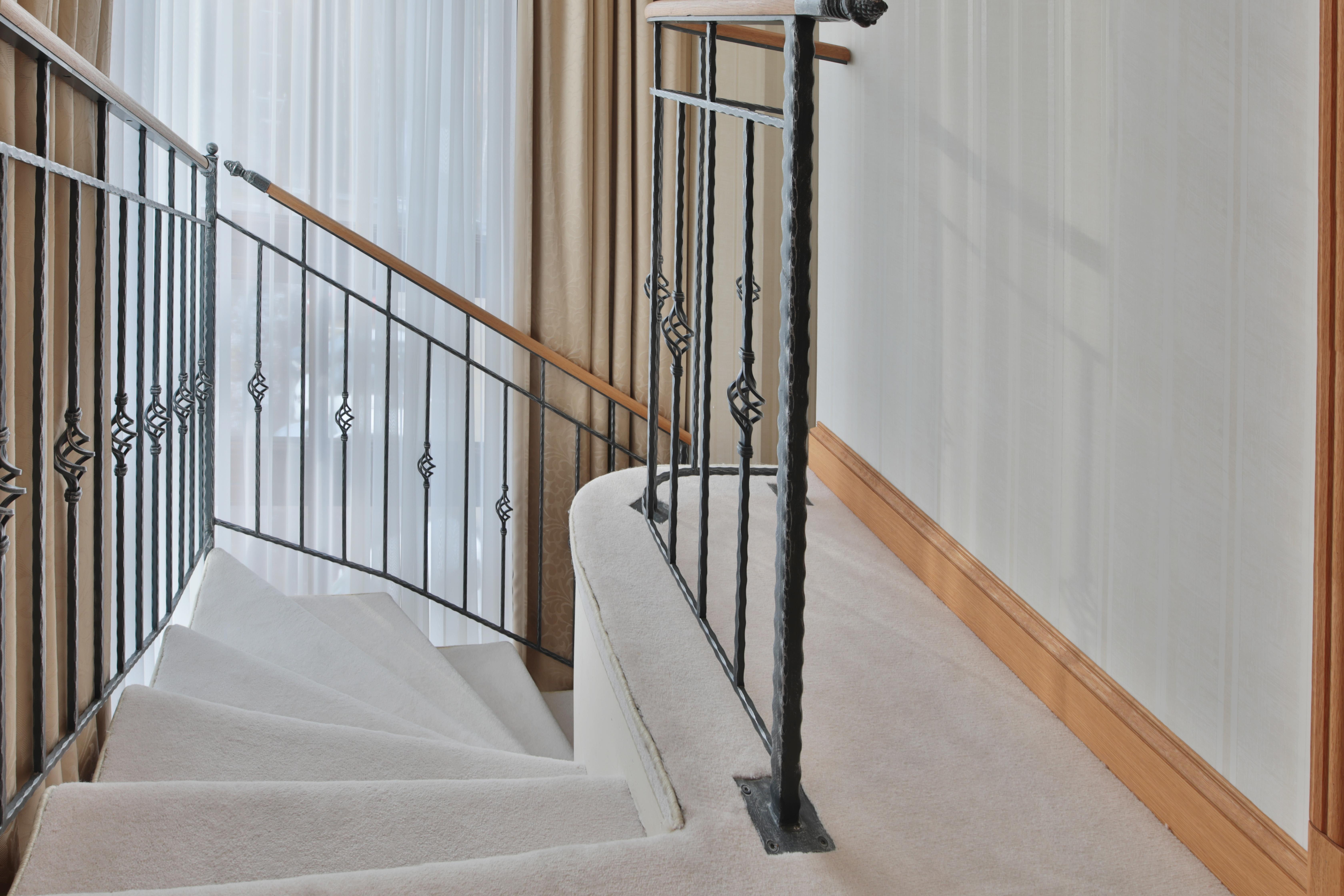 Retro Riverside Wellness Resort Karlsbad Exterior foto A handrail