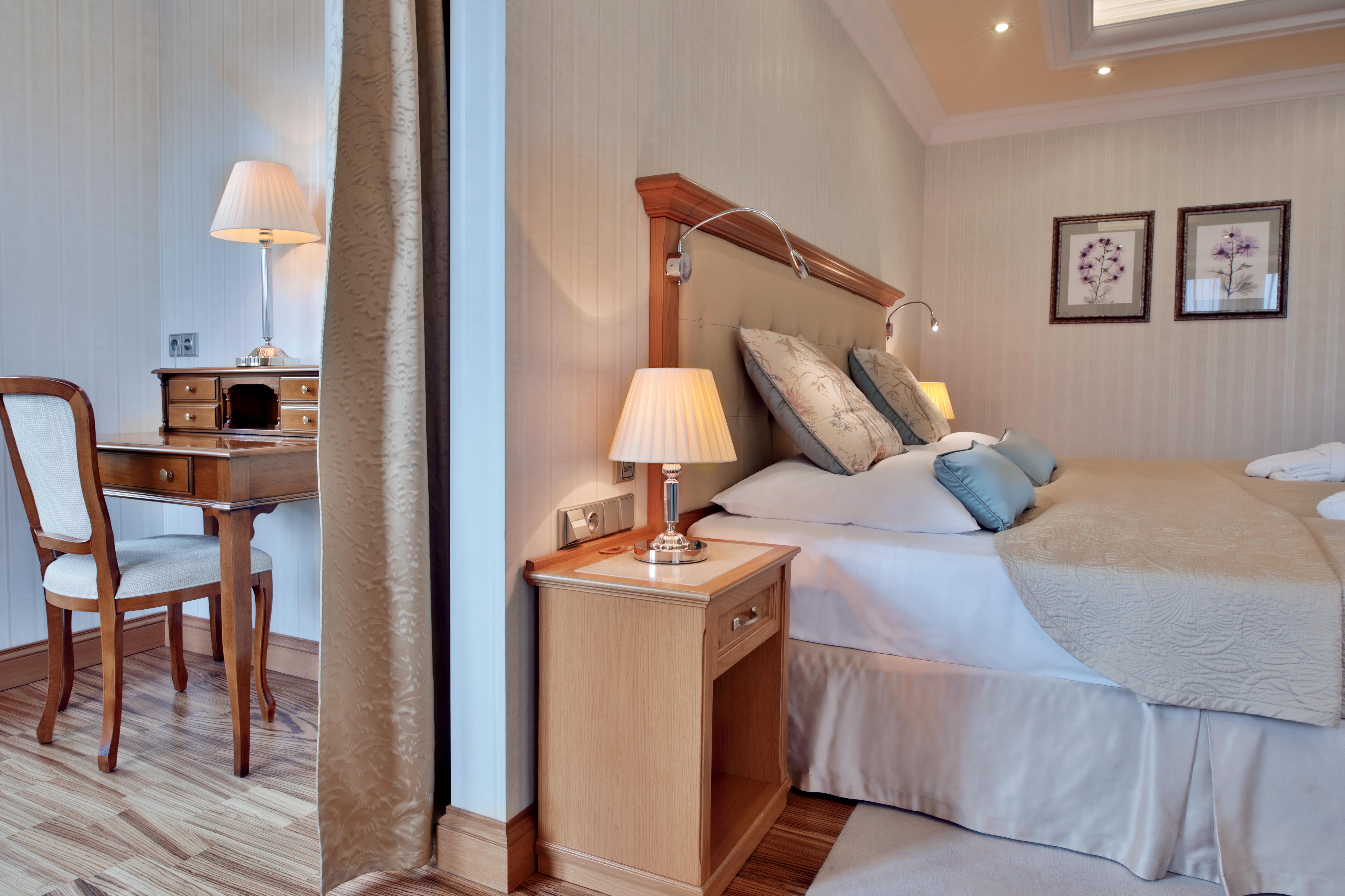 Retro Riverside Wellness Resort Karlsbad Exterior foto A bedroom in the hotel