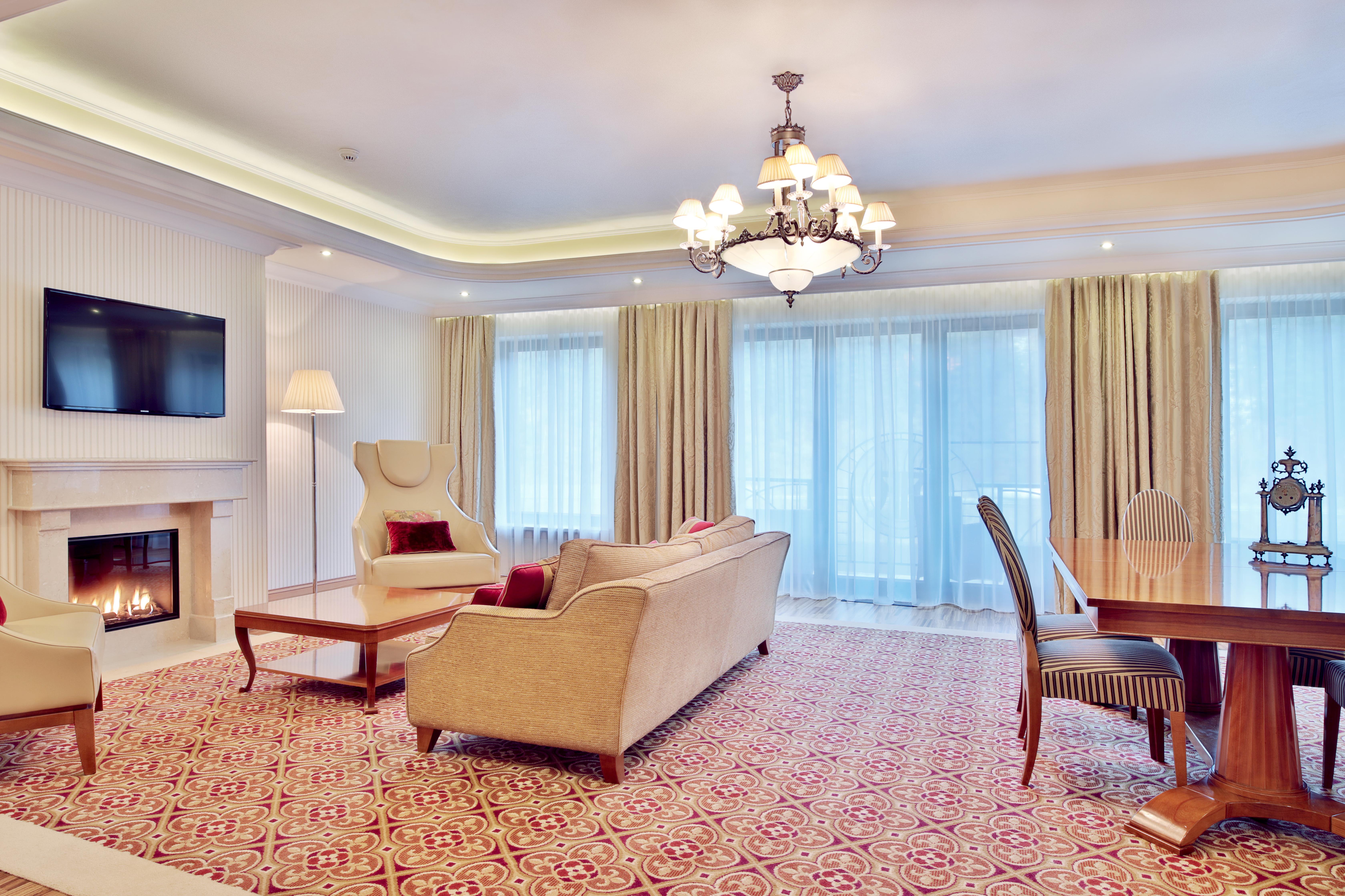 Retro Riverside Wellness Resort Karlsbad Exterior foto A living room in a hotel suite