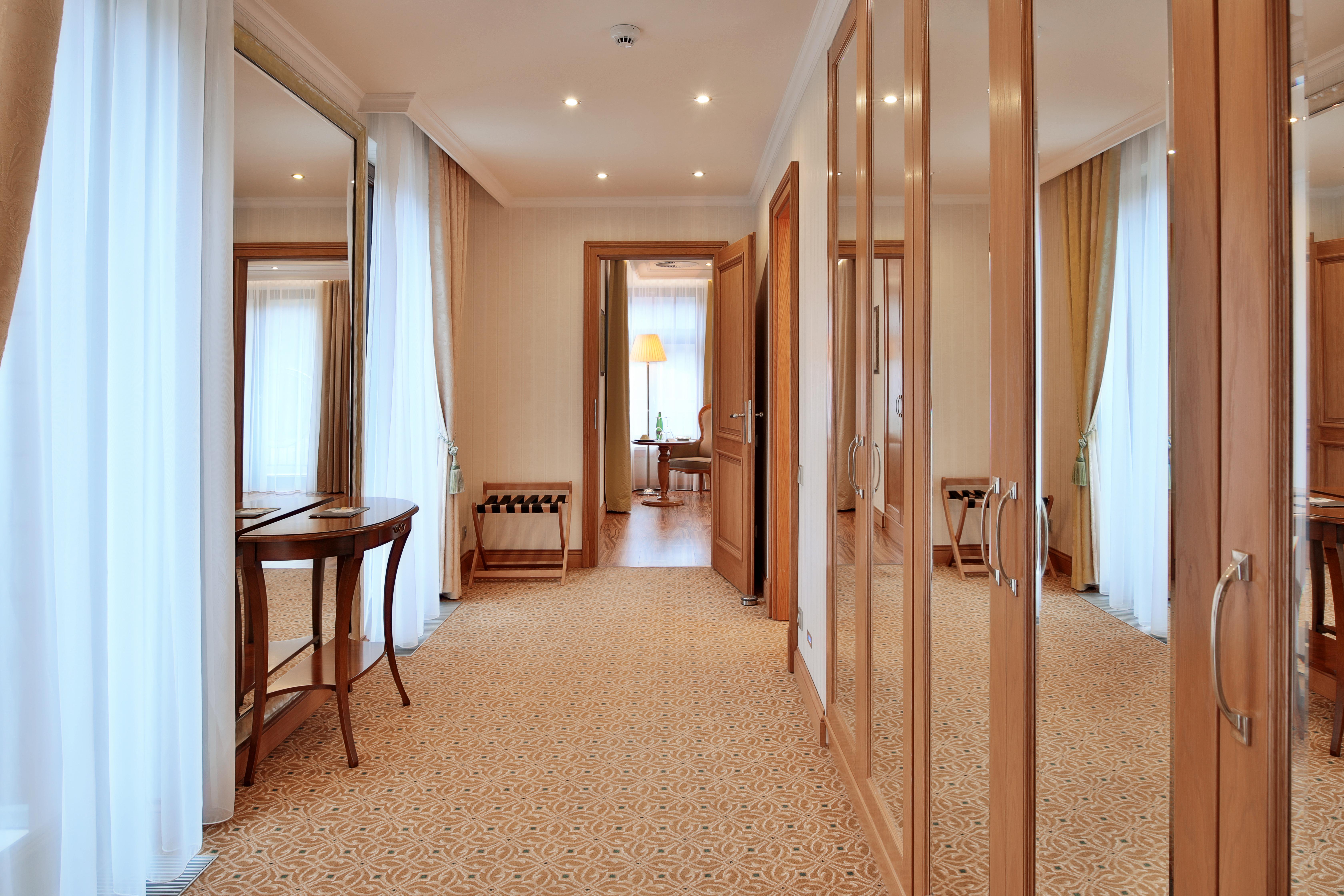 Retro Riverside Wellness Resort Karlsbad Exterior foto Interior of a suite