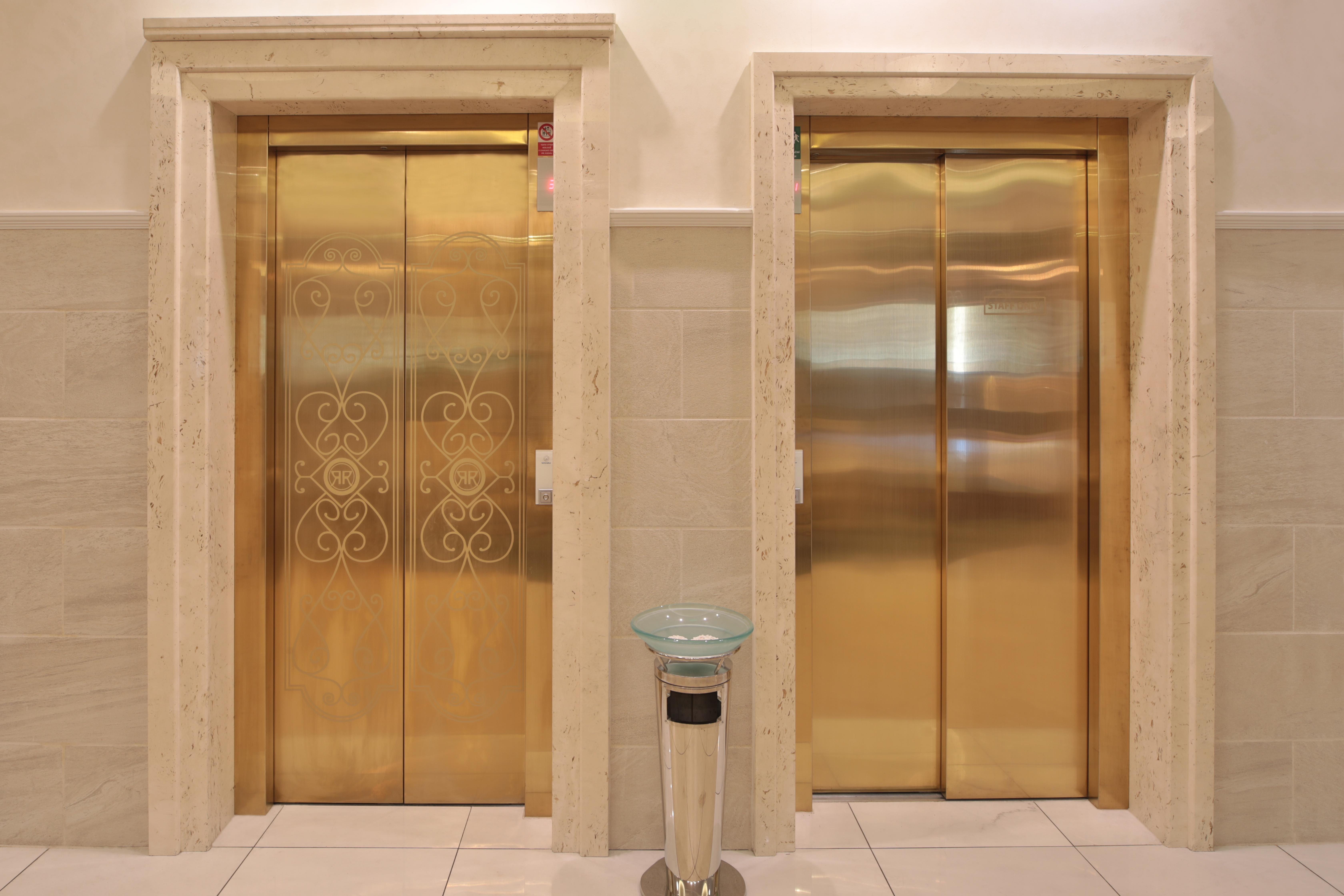 Retro Riverside Wellness Resort Karlsbad Exterior foto Two elevators