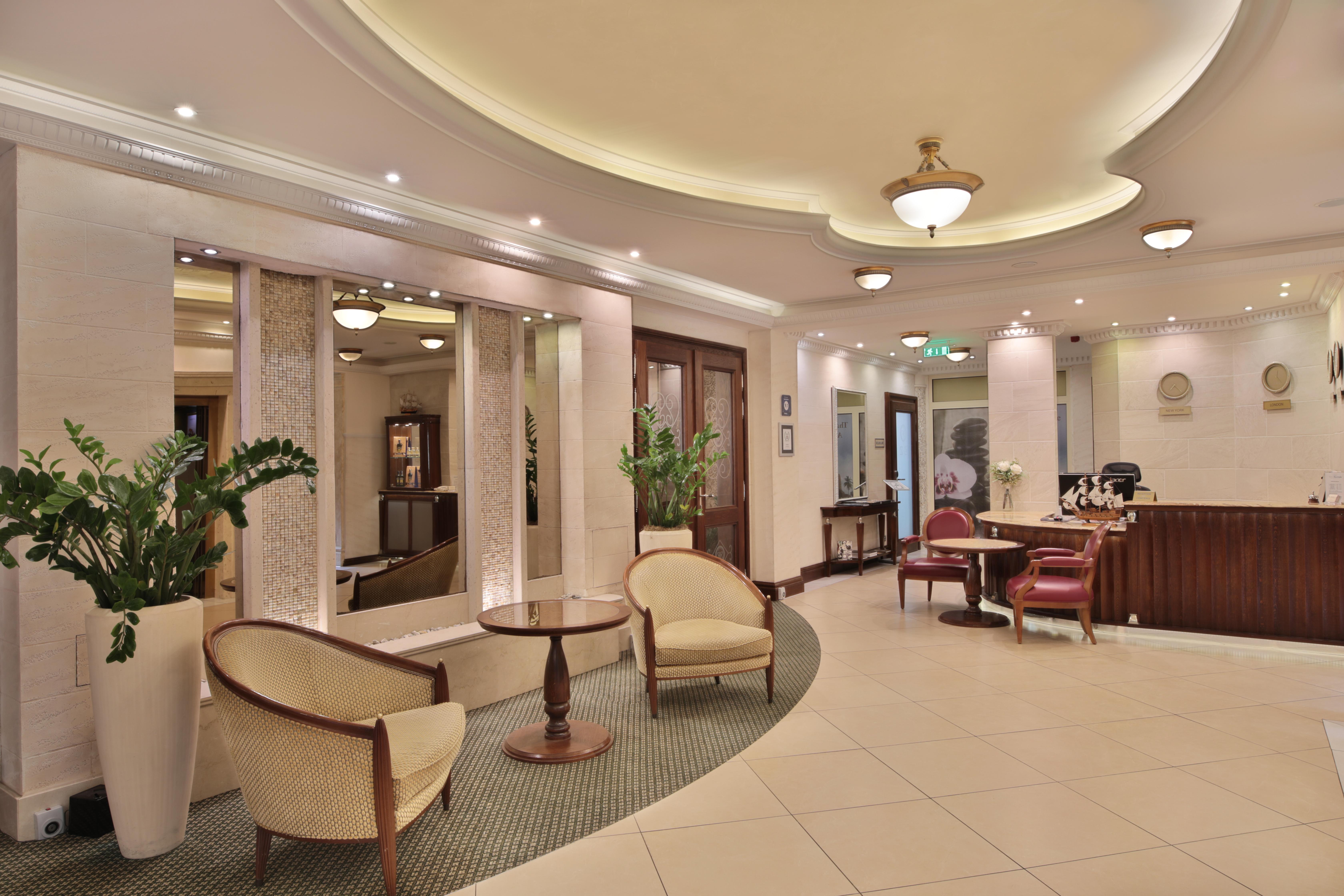 Retro Riverside Wellness Resort Karlsbad Exterior foto The lobby of the hotel
