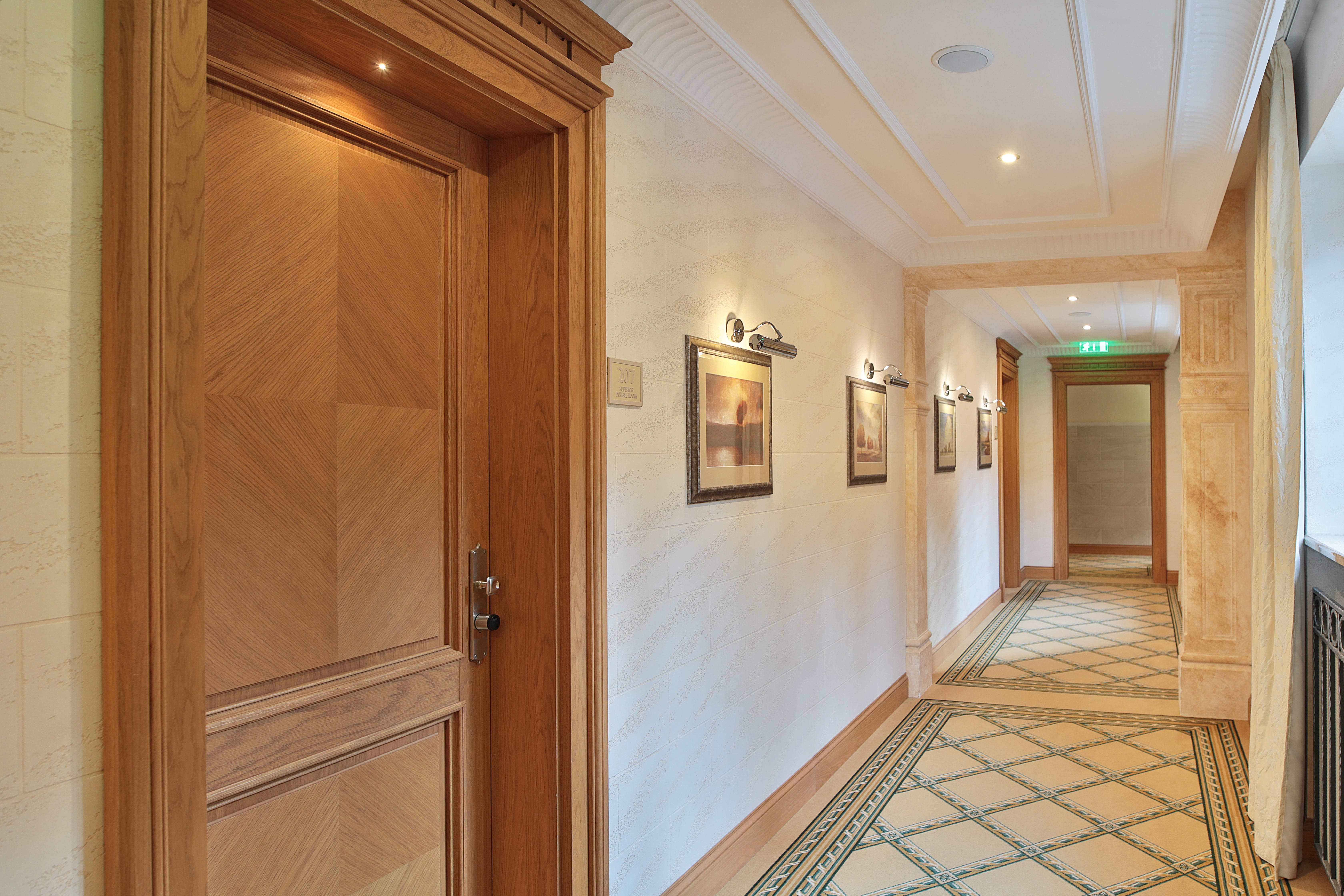 Retro Riverside Wellness Resort Karlsbad Exterior foto A corridor in a hotel