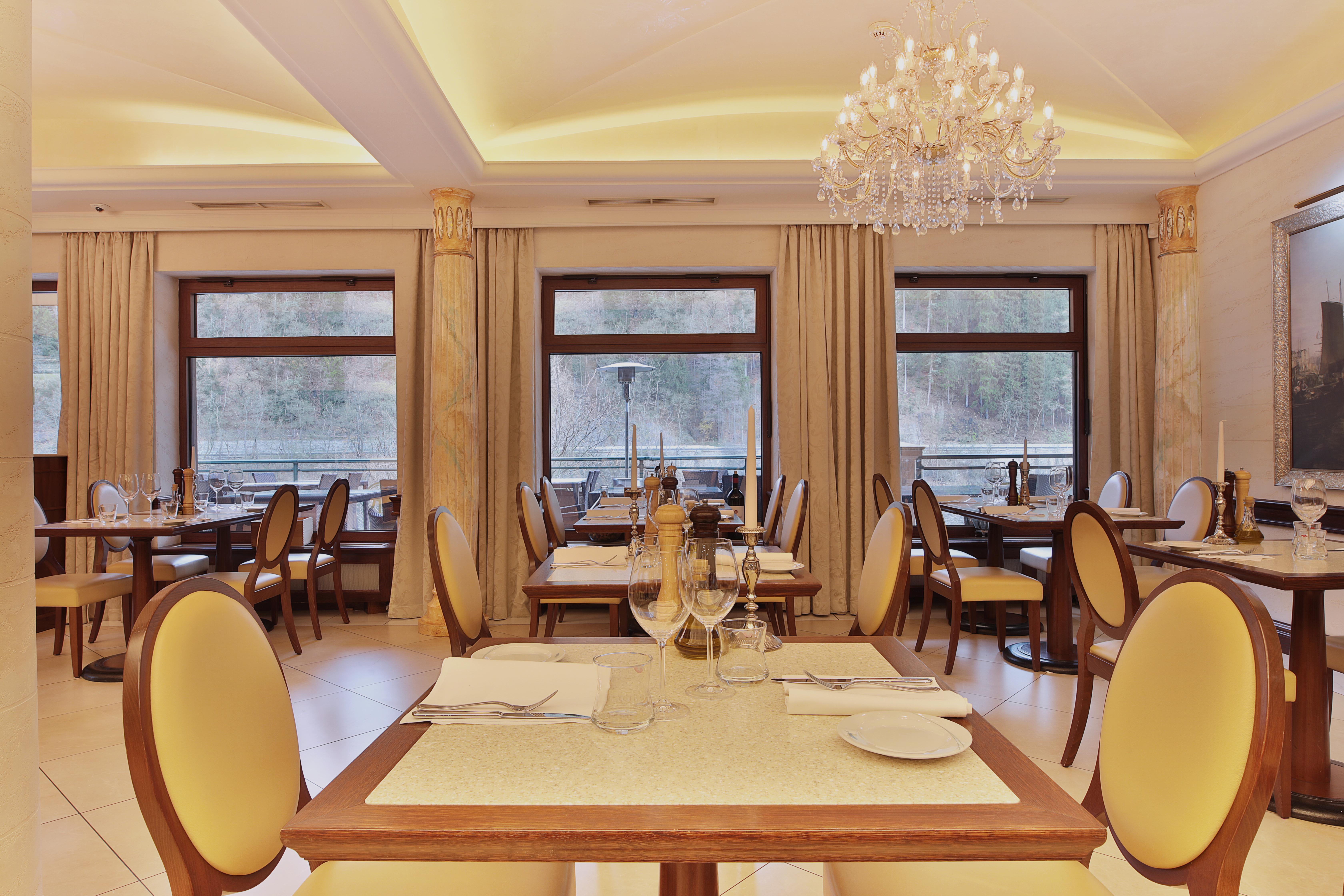 Retro Riverside Wellness Resort Karlsbad Exterior foto Restaurant