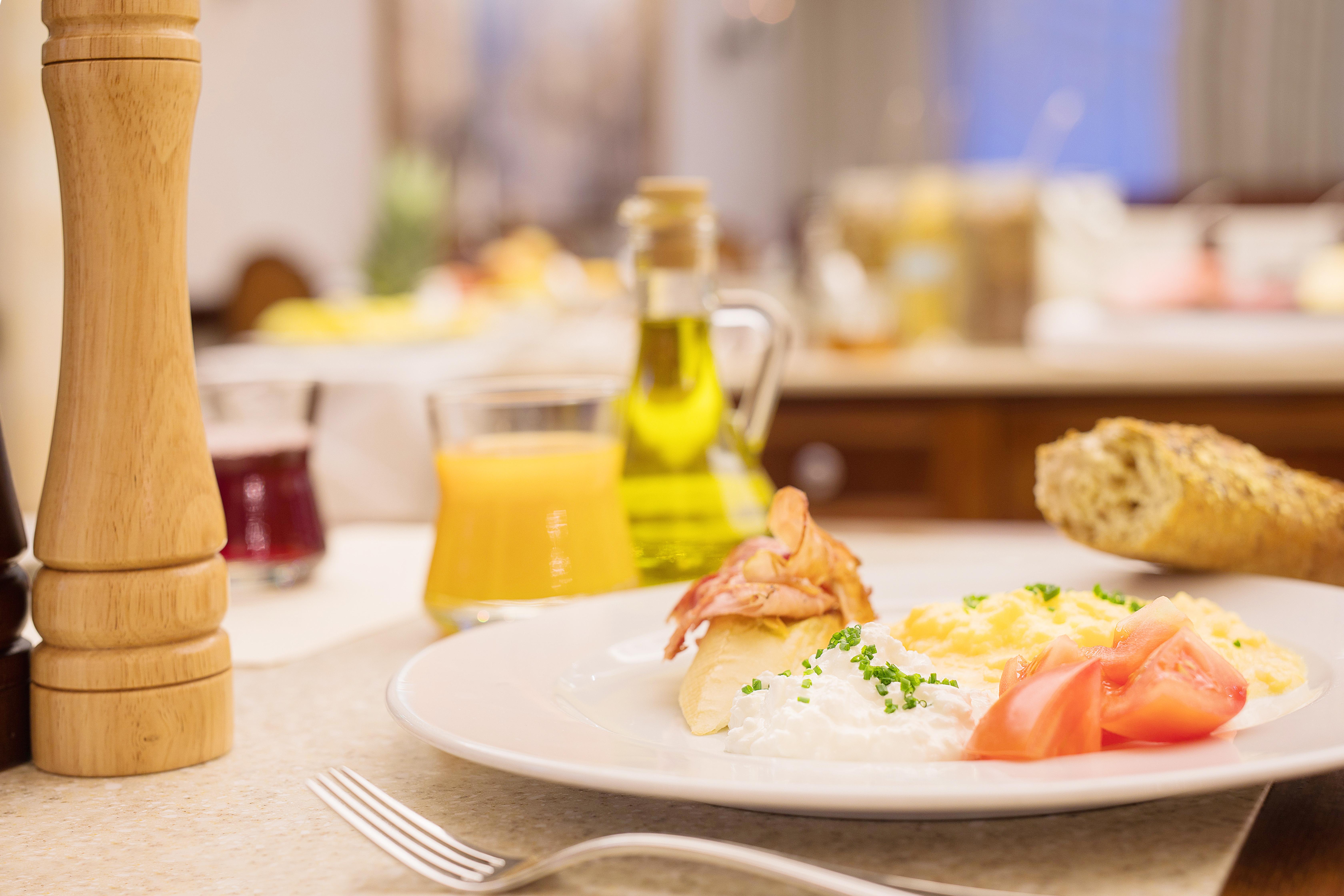 Retro Riverside Wellness Resort Karlsbad Exterior foto A typical breakfast at a hotel