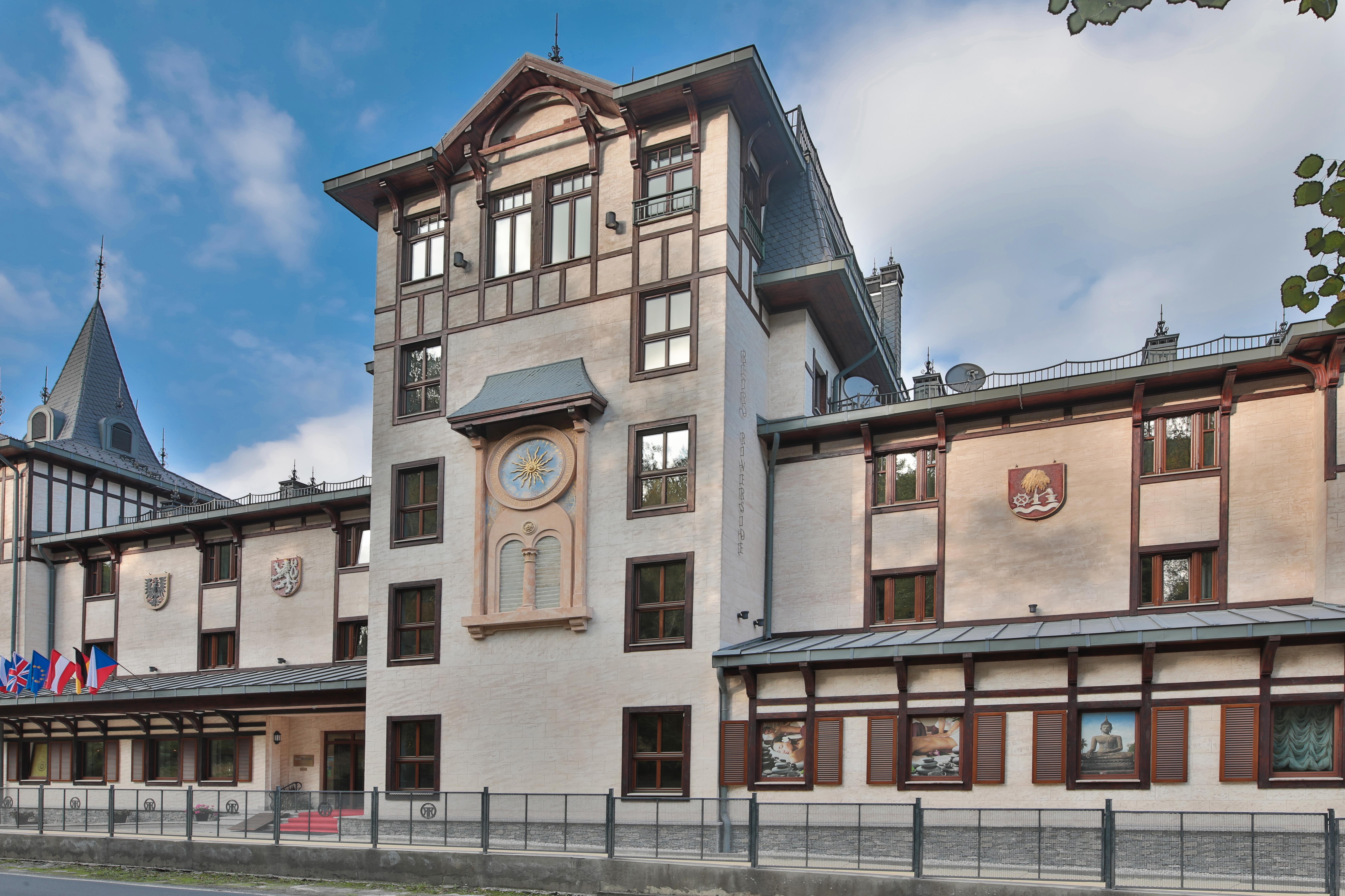 Retro Riverside Wellness Resort Karlsbad Exterior foto The town hall in Mont-Saxonnex