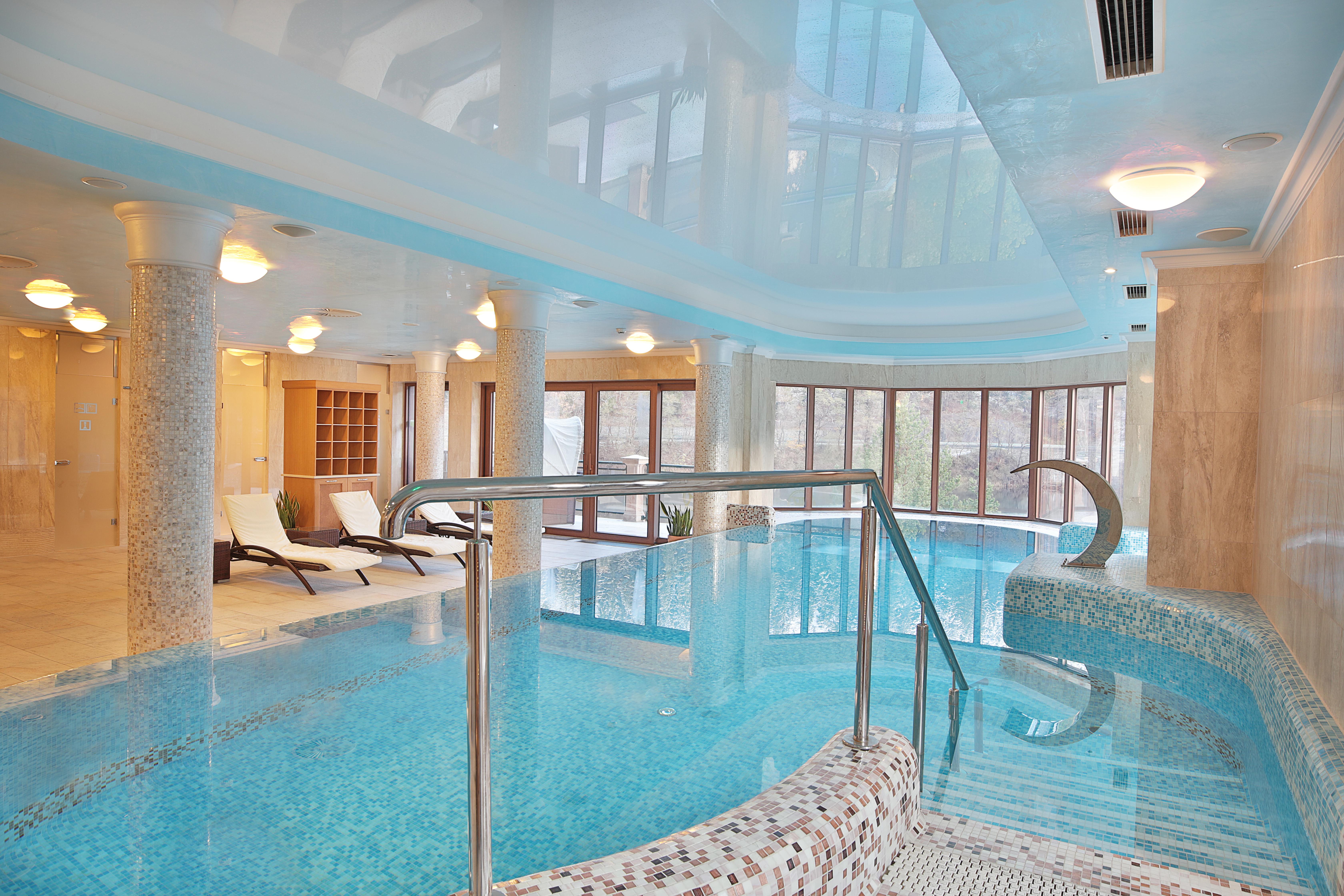 Retro Riverside Wellness Resort Karlsbad Exterior foto The swimming pool at the hotel