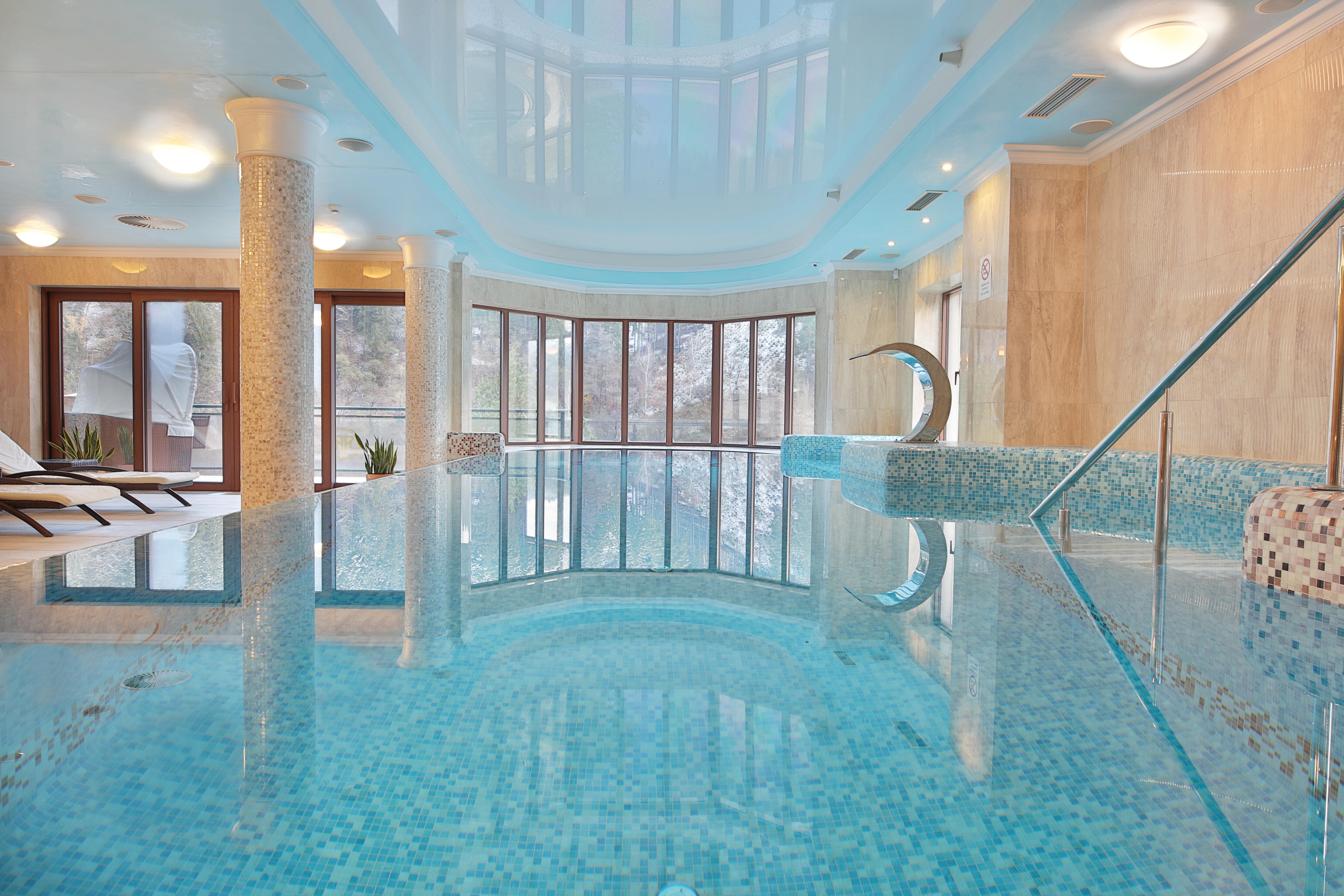 Retro Riverside Wellness Resort Karlsbad Exterior foto The indoor pool