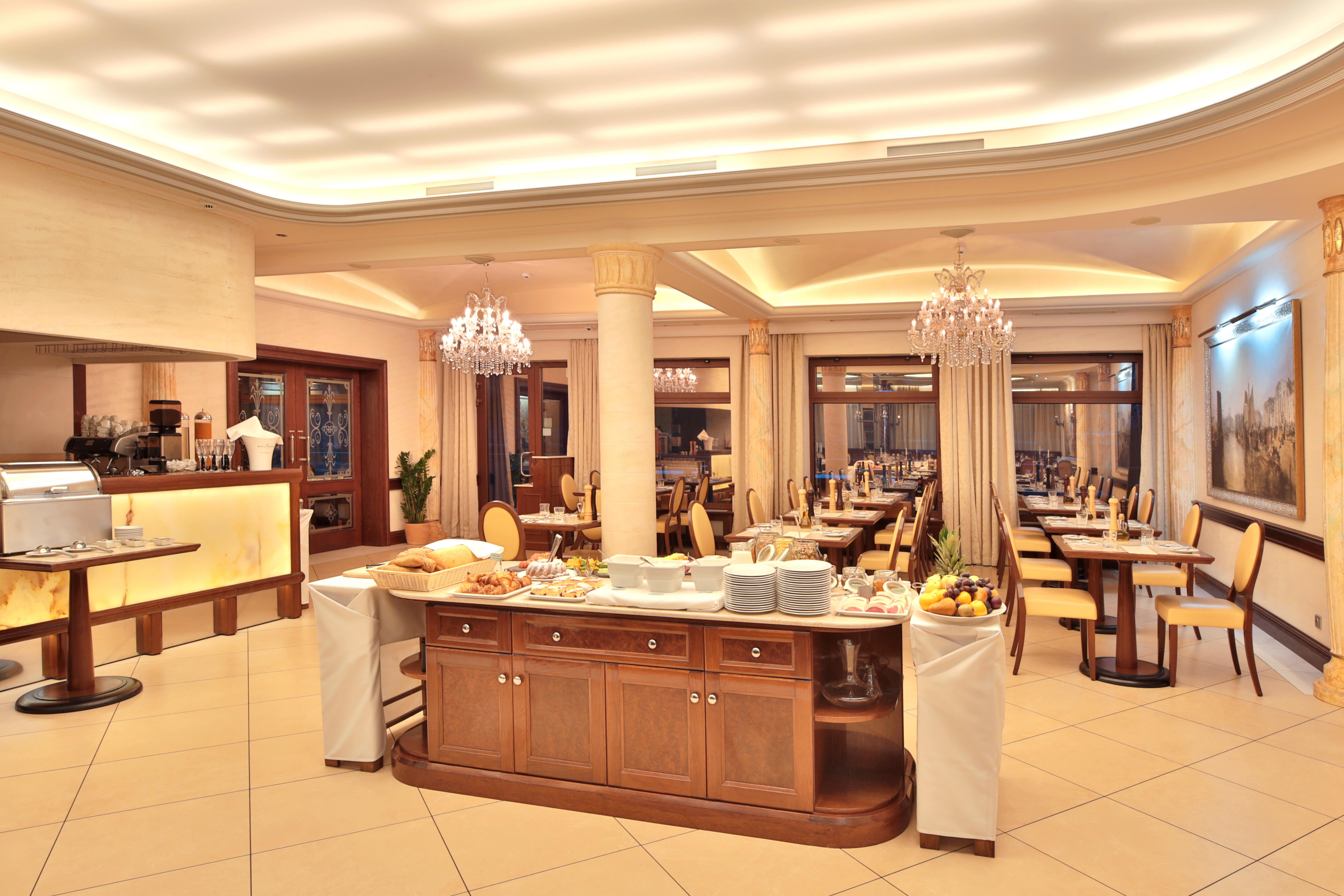 Retro Riverside Wellness Resort Karlsbad Exterior foto Restaurant