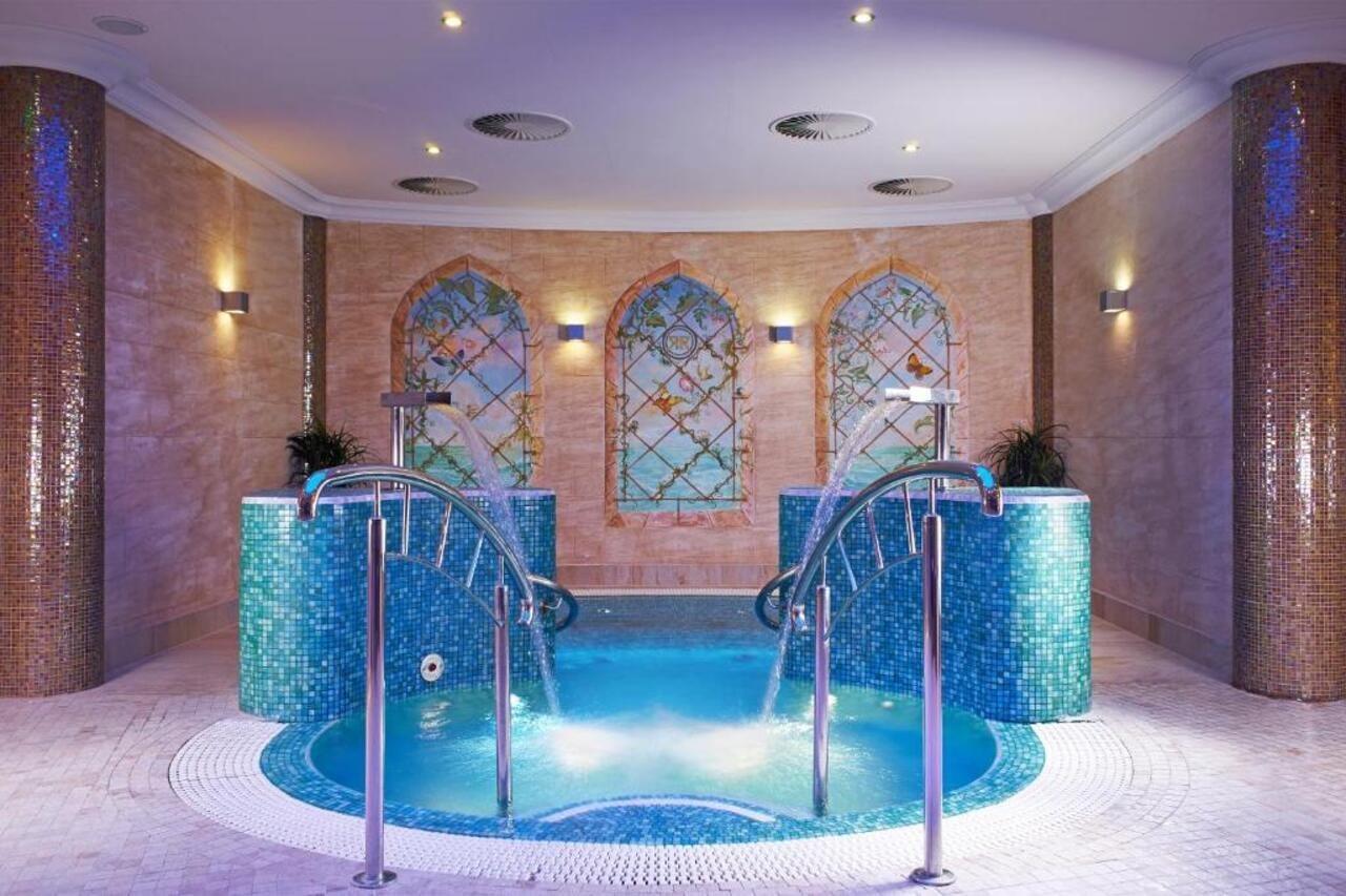 Retro Riverside Wellness Resort Karlsbad Exterior foto A spa in a hotel