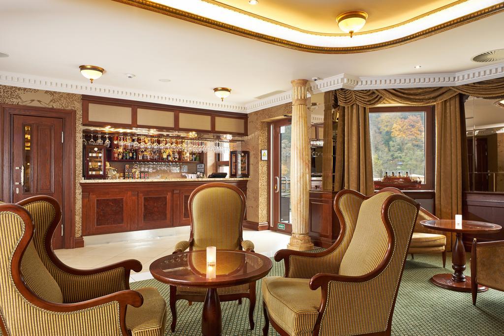 Retro Riverside Wellness Resort Karlsbad Exterior foto The bar at the hotel