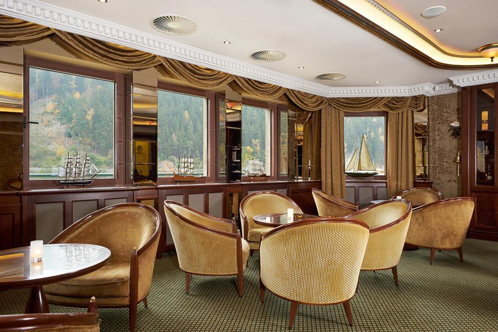 Retro Riverside Wellness Resort Karlsbad Exterior foto The lounge of the Grand Hotel