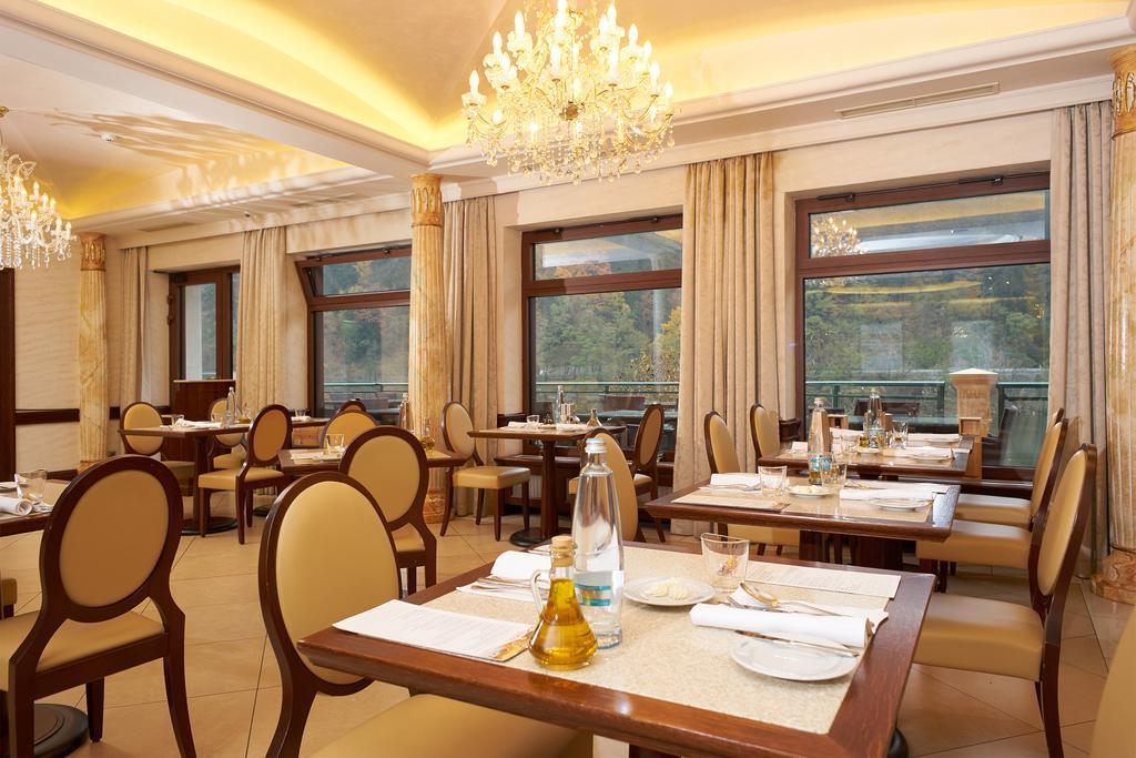 Retro Riverside Wellness Resort Karlsbad Exterior foto The restaurant