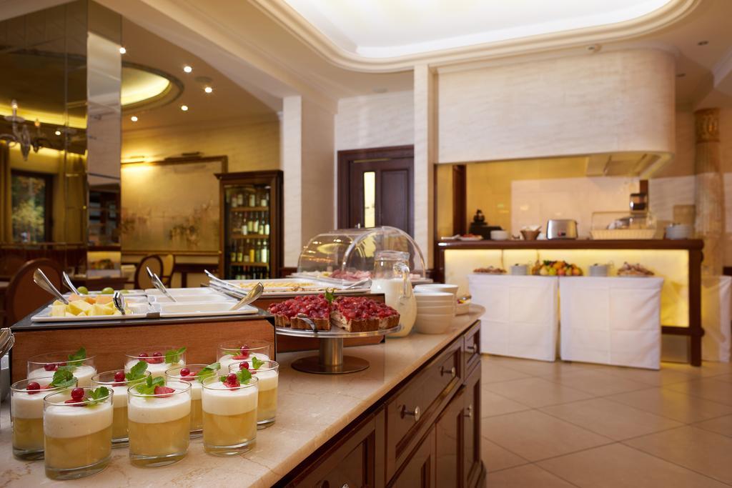 Retro Riverside Wellness Resort Karlsbad Exterior foto The buffet at the restaurant