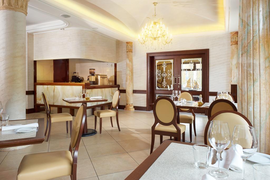 Retro Riverside Wellness Resort Karlsbad Exterior foto Restaurant