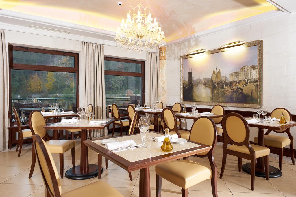 Retro Riverside Wellness Resort Karlsbad Exterior foto Restaurant