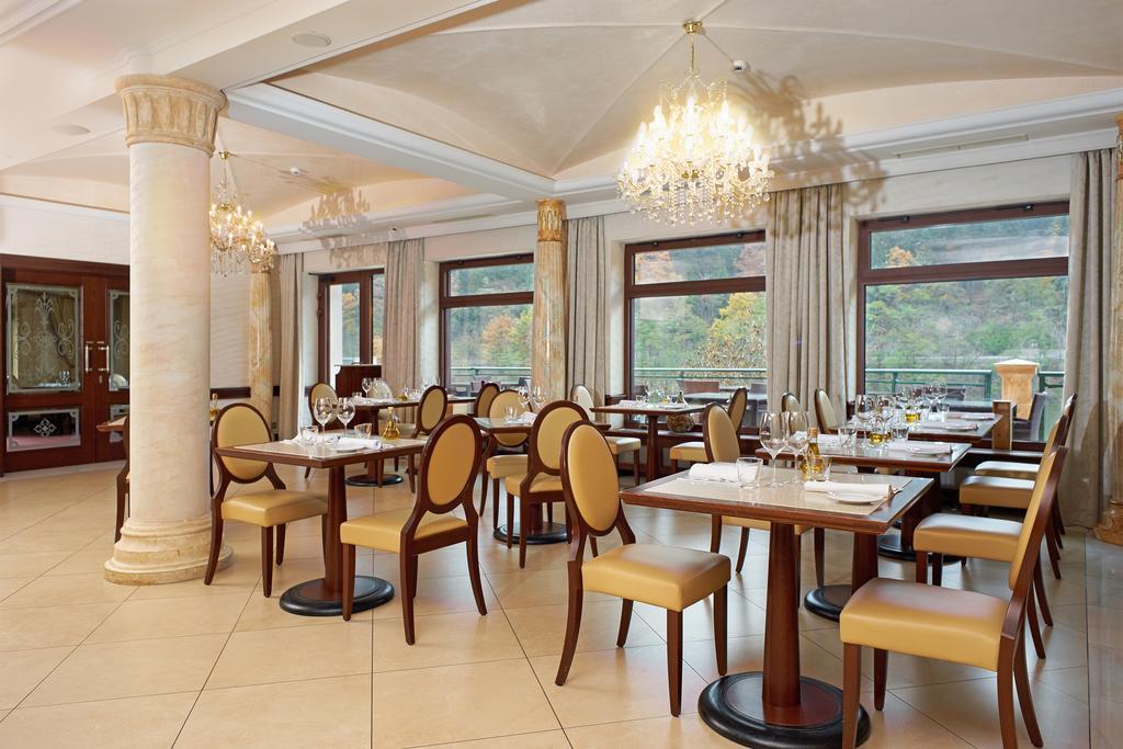 Retro Riverside Wellness Resort Karlsbad Exterior foto Restaurant