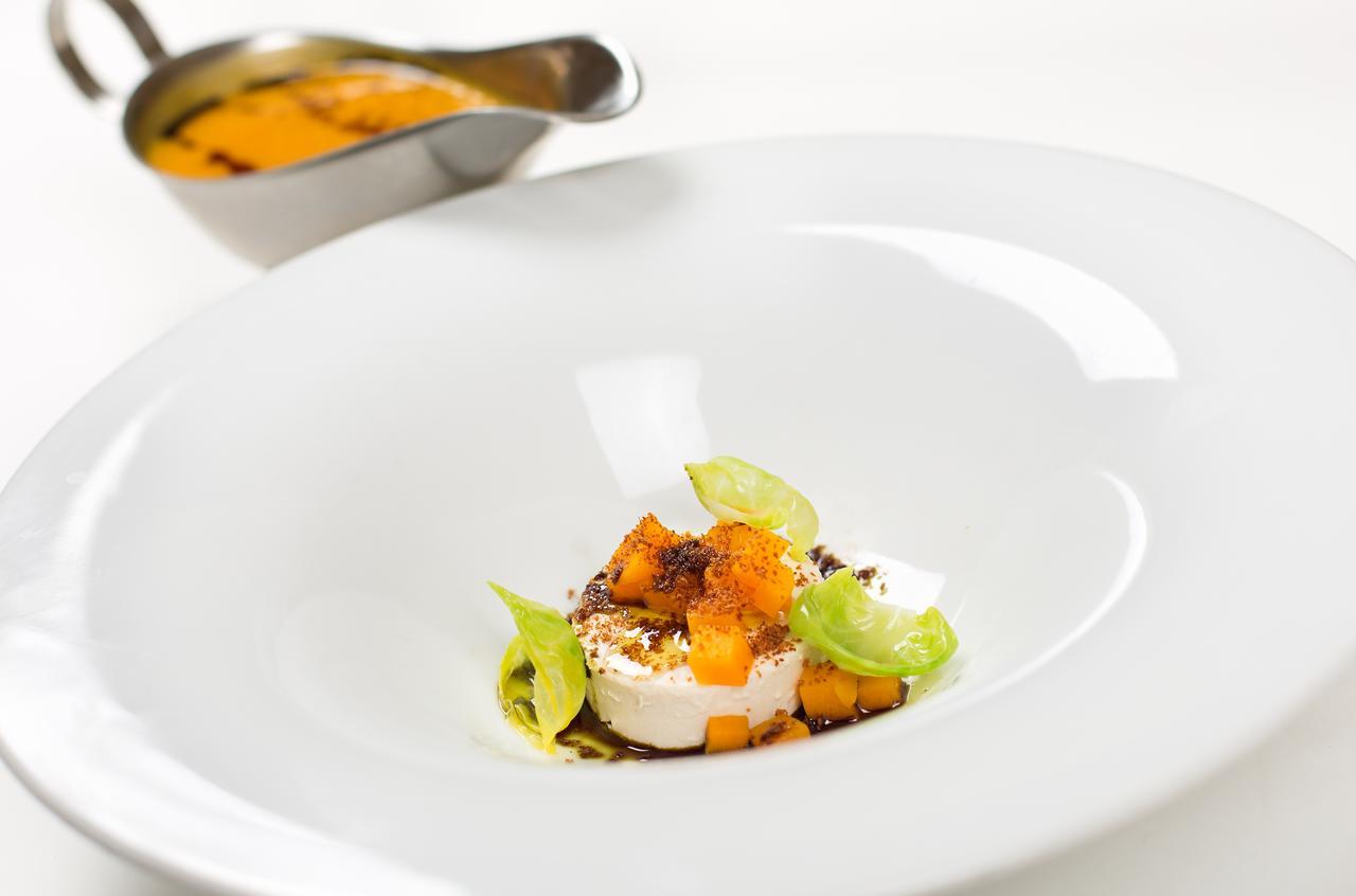 Retro Riverside Wellness Resort Karlsbad Exterior foto A modern French dish
