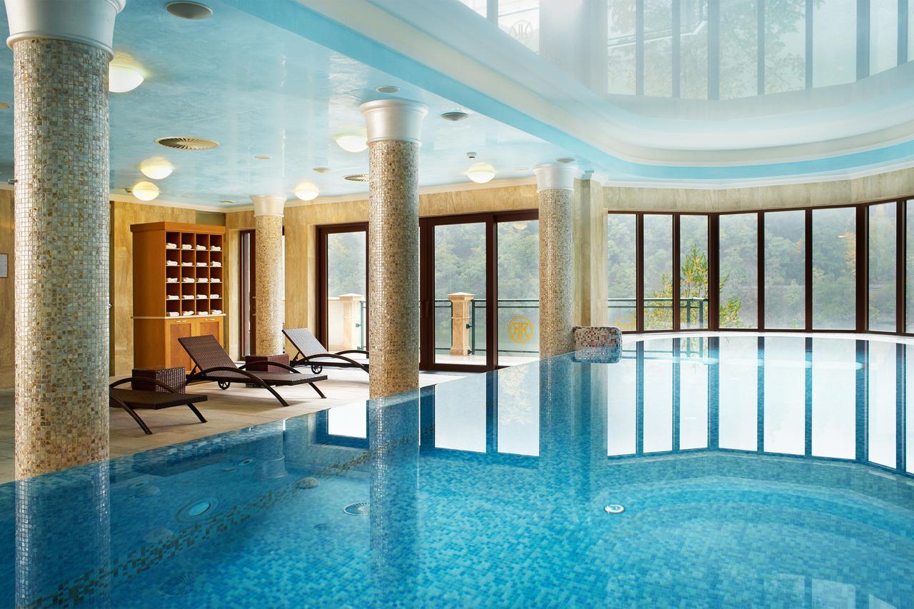 Retro Riverside Wellness Resort Karlsbad Exterior foto The indoor pool